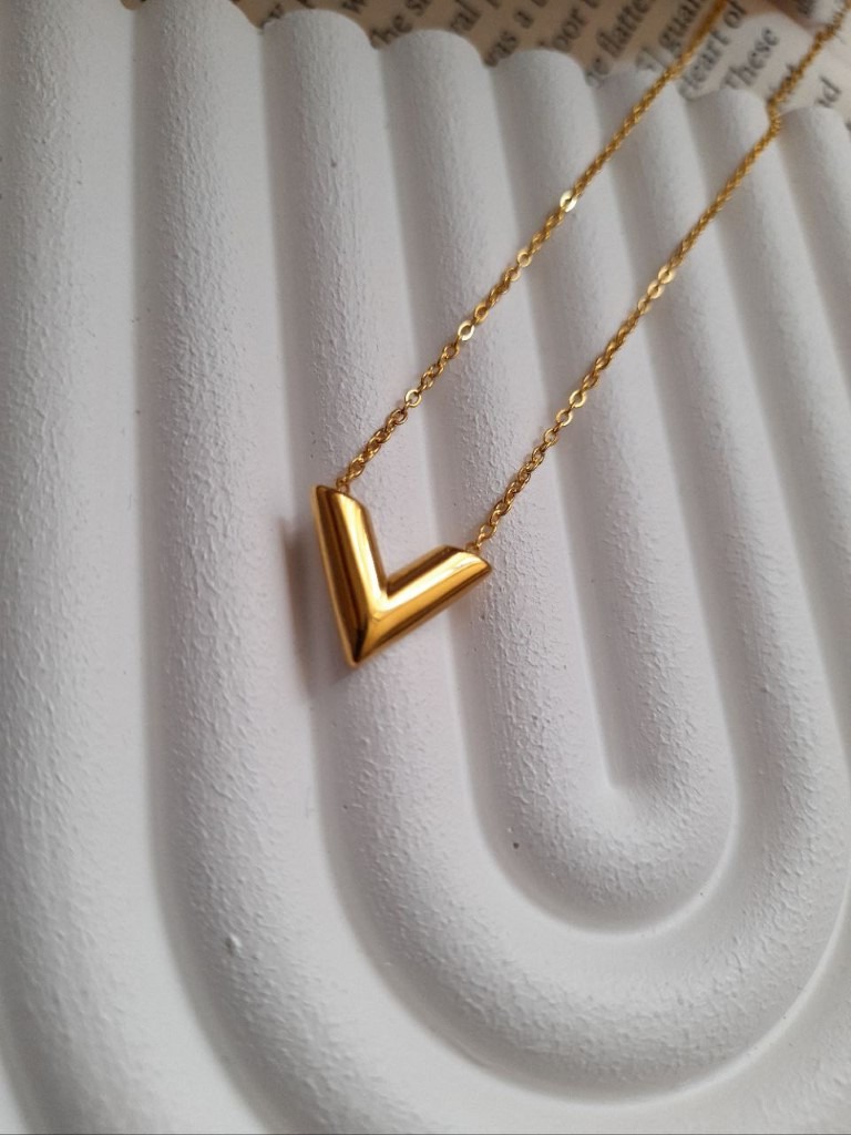 گردنبند V (طرح وی)